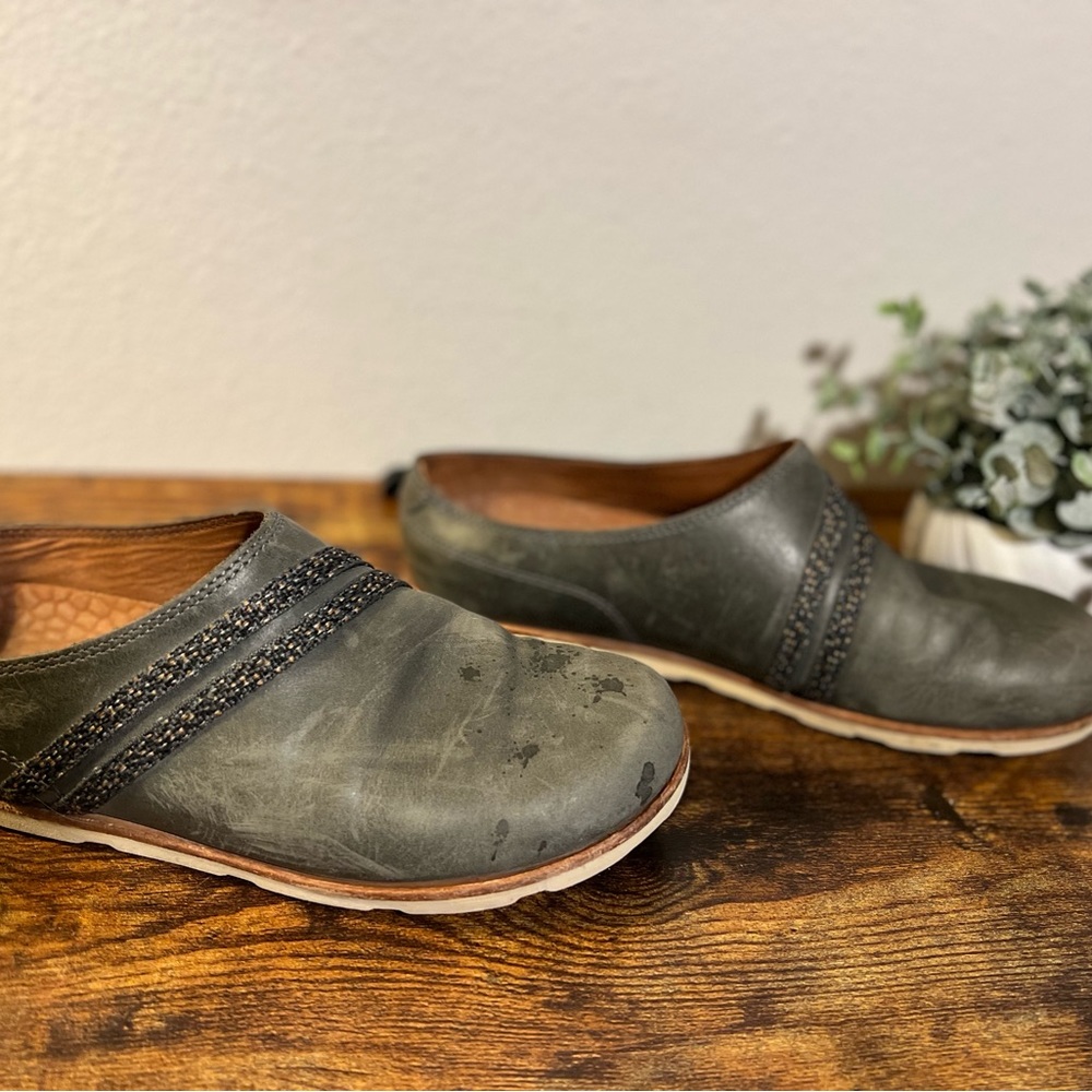 Chaco castle rock clogs